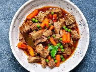 Рецепта Яхния със свинско месо, грах и доматен сок на фурна